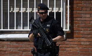 Un policier catalan devant le commissariat attaqué lundi matin.