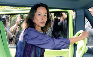 Ségolène Royal pose dans un véhicule électrique utilisé en région Poitou-Charentes, Paris, le 1er octobre 2008.