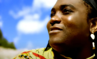 Le chanteur Wes Madiko dans le clip d'Alane, tube de l'été 1997.