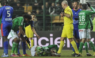 Jérémy Clément gravement blessé à la cheville, le 2 mars 2013 à Saint-Etienne.