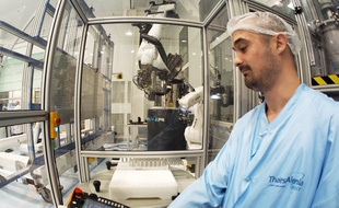 Le robot Saphir est utilisé pour une mission d'extrême précision