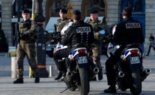 Des policiers patrouillent dans le cadre de Vigipirate, le 5 avril 2016 à Paris