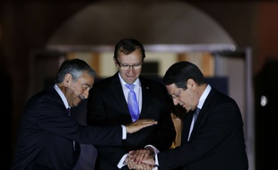 Les dirigeants chypriotes Mustafa Akinci (à g.) et Nicos Anastasiades (à dr.), réunis par l'envoyé spécial de l'ONU Espen Barth Eide, le 11 mai 2015.