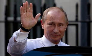 Le président russe Vladimir Poutine, allié de Damas, a confirmé l'étendue des divergences avec ses partenaires occidentaux sur la Syrie, en les mettant en garde contre des livraisons d'armes aux rebelles, dimanche à la veille d'un sommet du G8 en Ulster.
