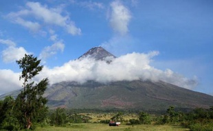 De la fumée blanche s'échappe du cratère du volcan Mayon, le 16 septembre 2014 à 330 km au sud-est de Manille, aux Philippines