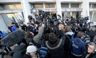 Les médias devant l'hôpital grenoblois où est hospitalisé Michael Schumacher, le 1er janvier 2014.