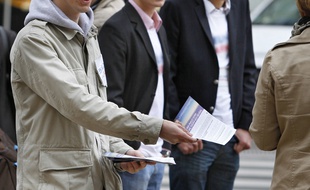 Une opération de tractage politique (illustration).
