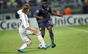 Le latéral (en bleu), ici en Ligue des champions contre Anderlecht, jouait encore en Ligue 2 à Gueugnon, il y a un an et demi.
