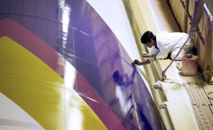 Les avions se succèdent sur l'ancienne base de l'Otan à Châteauroux, où l'un des plus grands sites européens de peinture d'avions donne leurs couleurs aux futurs vaisseaux du ciel, profitant du boom de l'aéronautique pour doubler ses effectifs.