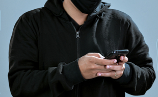 Illustration d'une personne masquée qui utilise un smartphone.