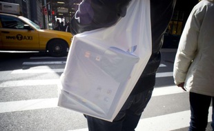 Un vendeur sur la cinquième avenue devant l'Apple store, le 27 février 2011.