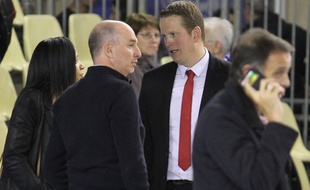 Le président du BLMA Franck Manna (au centre), aux côtés de la directrice sportive Edwige Lawson-Wade et du coach Thibaut Petit. Au premier plan (au téléphone), le maire de Lattes Cyril Meunier.