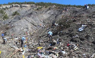 Le 26 mars, les enquêteurs tentent d'identifier les 150 victimes du crash de l'A320 de la Germanwings.