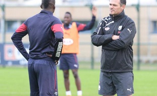 L'entraîneur de Bordeaux Willy Sagnol échange avec son joueur Malia Abdou Traoré, le 4 novembre 2014 au centre du Haillan