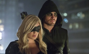 Caity Lotz et Stephen Amell dans la saison 2 de Arrow.