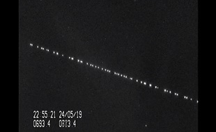 Le transit des satellites Starlink de SpaceX capturé par l'astronome amateur Marco Langbroek, le 24 mai 2019.