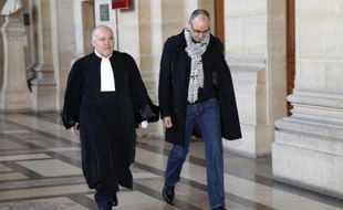 Mouloud Djennad, l'agent de sécurité chez Harry Winston, et son avocat Philippe Stepniewski à leur arrivée le 3 février 2015 au palais de justice à Paris