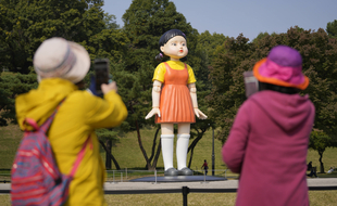 La poupée géante de « Squid Game » a été installée dans le parc olympique de Séoul (Corée du Sud) en octobre 2021.