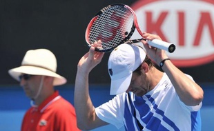 L'Américain Mardy Fish est devenu le premier membre du Top 10 à prendre la porte à l'Open d'Australie, un obstacle de moins dans le tableau du Suisse Roger Federer qualifié pour le troisième tour sans avoir eu à jouer, mercredi à Melbourne.