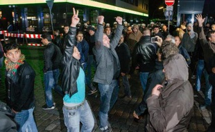 Des kurdes lors d'une manifestation à Hambourg (Allemagne), organisée contre le groupe Etat islamique en Syrie, le 8 octobre 2014