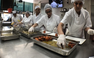 Des demandeurs d'emploi dans les cuisines du CFA de Cannes
