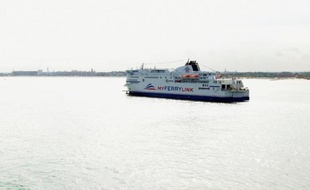 Un bateau de la compagnie MyFerryLink dans le port de Calais le 20 août 2013