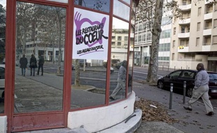 Des places pour les concerts des Enfoirés à Lyon en février, revendues à prix d'or au marché noir sur internet, ont conduit les Restos du Coeur, bénéficiaires des spectacles et confrontés à une campagne d'hiver difficile, à entamer des procédures judiciaires contre plusieurs sites.
