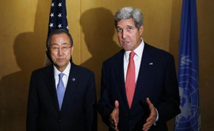 Le secrétaire général des Nations Unies Ban Ki-moon (g) et le secrétaire d'Etat américain John Kerry au Caire le 21 juillet 2014