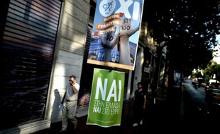 Affiches électorales pour le "non" (H) et le "oui" (B) le 3 juillet 2015 à Athènes