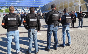 Une vingtaine de policiers en civils patrouillaient devant l'entrée du Dôme.