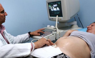 Une Albanaise subit une échographie le 20 avril 2015 à Tirana