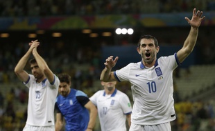 Karagounis et les Grecs fêtent leur qualification pour la Coupe du monde 2014, le 24 juin 2014 au Brésil.