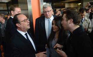 Le président de la République Francois Hollande après sa rencontre avec les syndicats et la direction de l'usine ArcelorMittal.