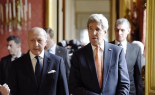 Le secrétaire d'Etat américain John Kerry est reçu par le ministre français des Affaires étrangères Laurent Fabius, le 7 mars 2015 à Paris