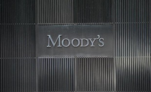 Le logo de l'agence de notation financière Moody's au siège à New York