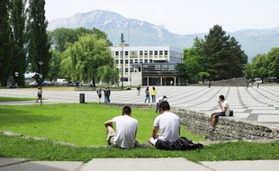 Des étudiants sur le campus universitaire de Grenoble.