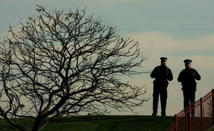 Plus de 23.000 policiers britanniques, soit 10% des effectifs, reçoivent un second salaire d'un travail autre que leur emploi dans les forces publiques, soit une hausse de près de 20% par rapport à 2011, selon des chiffres officiels publiés dimanche par le quotidien Mail on Sunday.