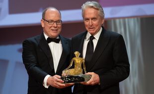 Le prince Albert remet la Nymphe d’honneur à Michael Douglas lors du 59e Festival de Télévision de Monte-Carlo.