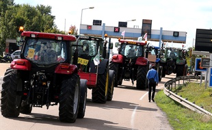 Des agriculteurs en tracteur sur l'autoroute A4 près de Reims, le 2 septembre 2015.
