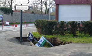 Le trottoir qui s'est affaissé est situé juste à côté des locaux du Cercle Paul Bert à Cleunay.