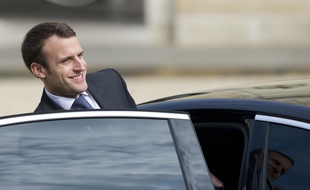 Emmanuel Macron le 11 mars devant l'Elysée.