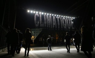 "Bit.Fall", une installation de l'artiste allemand Julius Popp, le 2 octobre 2015, lors d'une présentation à la presse, à la veille de la Nuit Blanche à Paris