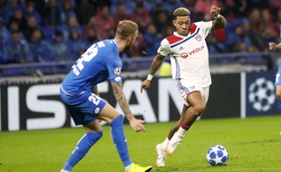 Memphis Depay, ici en un contre un face au capitaine d'Hoffenheim Kevin Vogt, a gaspillé plusieurs munitions mercredi soir.