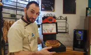 Arnaud Oliver propose des « galettes solidaires » avec des fèves à l’effigie du Secours Populaire. (Illustration)