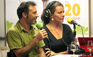 Chaque mois, durant une heure, Eric et Elise évoquent le vin et le dégustent.