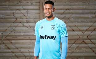 Areola avec le maillot des Hammers.