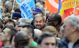 Après des rapports houleux et, pour finir, un conflit ouvert avec Nicolas Sarkozy, les syndicats attendent du président de gauche François Hollande qu'il ouvre une ère de dialogue social "apaisé" et "normal", la CFDT proposant une rencontre rapide pour en établir la méthode.