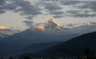 Au moins neuf alpinistes sont morts, dont des Européens, dans une avalanche survenue samedi sur un sommet népalais, a indiqué dimanche la police népalaise.