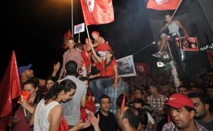 Des dizaines de milliers de Tunisiens ont manifesté dans la nuit de mardi à mercredi en banlieue de Tunis pour obtenir le départ du gouvernement dirigé par les islamistes d'Ennahda qui sont empêtrés dans une profonde crise déclenchée par l'assassinat d'un opposant fin juillet.