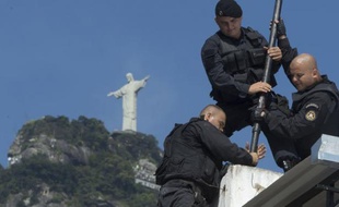 La police a hissé lundi les drapeaux du Brésil et de l'État de Rio au sommet de la favela Cerro-Cora, située au pied de la statue du Christ qui surplombe la ville, en symbole de sa reconquête par les autorités sur les trafiquants de drogue.